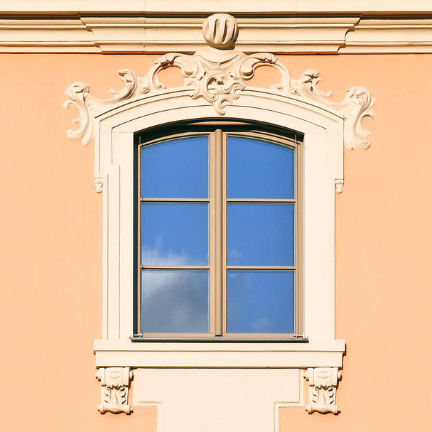 Window of an ancient building. Dresden, Federal Republic of Germany  2019. - Foto, afbeelding