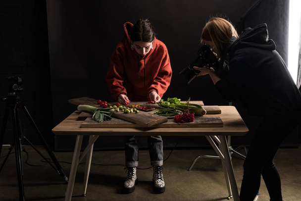 коммерческие фотографы, составляющие пищевую композицию для фотографирования на цифровую камеру
 - Фото, изображение