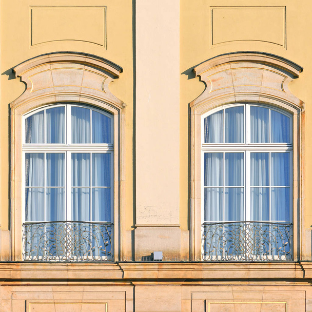 Вікно старовинної будівлі. Дрезден, Федеративна Республіка Німеччина 2019. - Фото, зображення