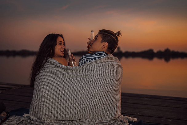 Casal jovem ter uma data romântica junto ao rio durante o pôr do sol
,  - Foto, Imagem