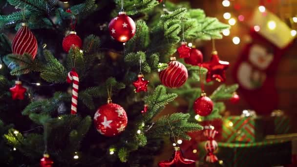 Weihnachtsbaum mit Dekorationen und Geschenken - Filmmaterial, Video