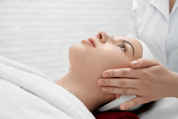 Massage van gezicht voor gezondheid en schoonheid in medisch centrum. - Foto, afbeelding