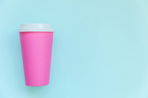 Semplicemente piatto lay design rosa tazza di caffè di carta su sfondo blu pastello colorato alla moda
 - Foto, immagini