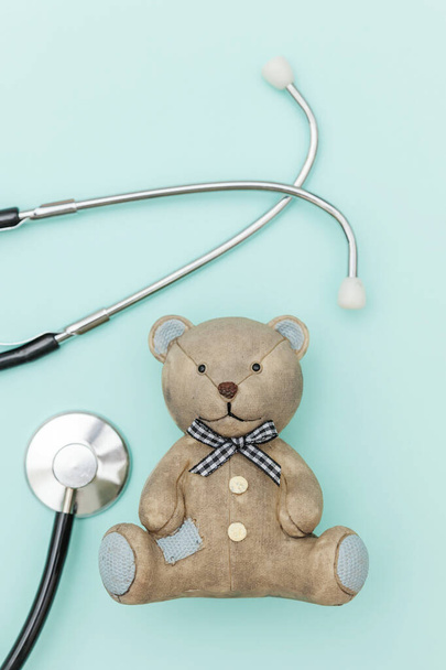Стетоскоп игрушечного медведя и медицинского оборудования изолирован на пастельно-голубом фоне
 - Фото, изображение