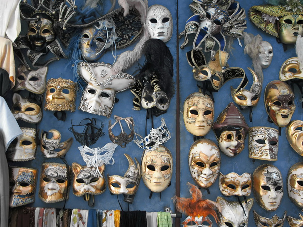 Masques suspendus au mur
 - Photo, image