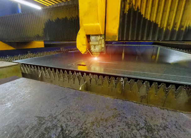 Industriële laser met snijdende metalen vonken technologie in de fabriek - Foto, afbeelding