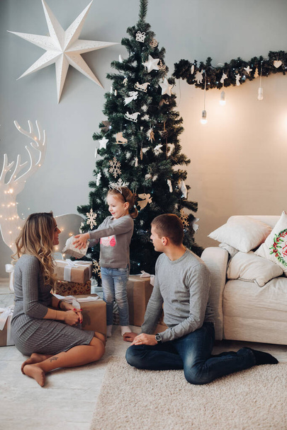 Amar a la familia con la hija en el sofá en Navidad
. - Foto, Imagen