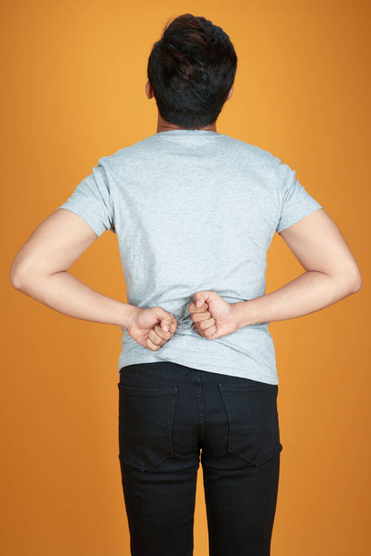 Чоловіки з низьким болем у спині на помаранчевому тлі / медичні та медичні концепції
. - Фото, зображення