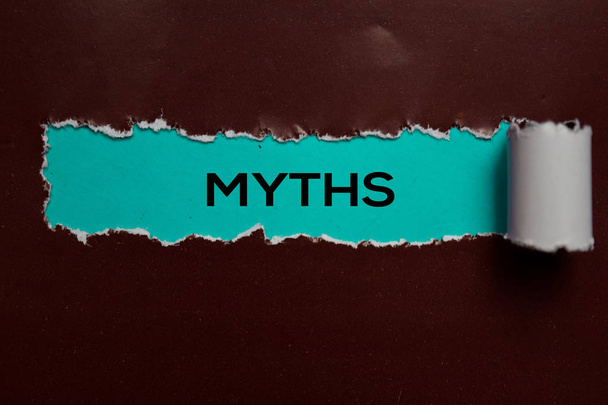 Mythen Tekst geschreven in gescheurd papier. - Foto, afbeelding