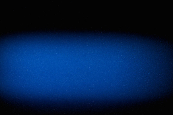 Sobre un fondo negro nube borrosa volumétrica de azul
 - Foto, imagen