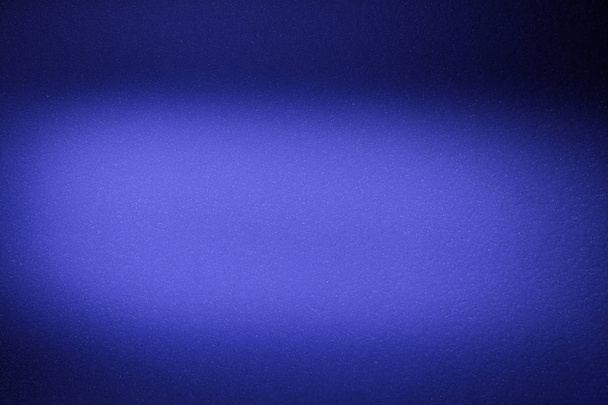 auf dem blauen textuellen verschwommenen Hintergrund Licht lila Wolke des Lichts - Foto, Bild