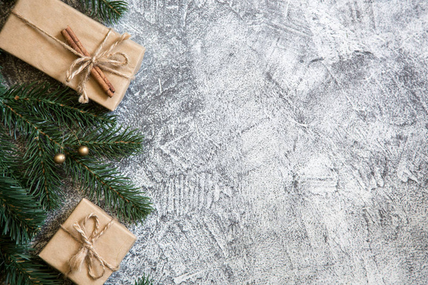 Composición navideña con cajas de regalo y ramas de abeto. saludo
 - Foto, imagen