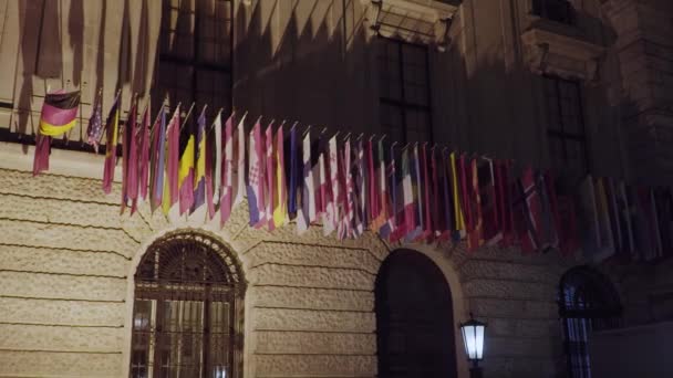 Banderas de los Estados participantes de la OSCE en el edificio de la sede de Viena - Imágenes, Vídeo
