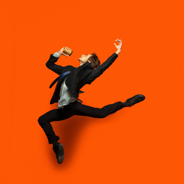 Homem em roupas estilo escritório casual pulando isolado no fundo do estúdio
 - Foto, Imagem