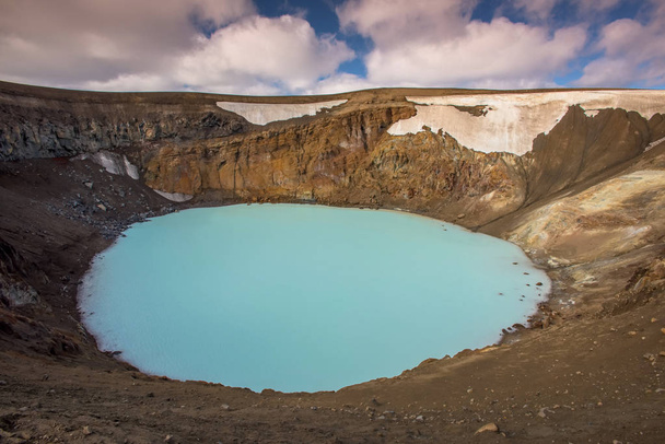 askja ist ein vulkanischer Krater oder Caldera, der in einem abgelegenen Teil des zentralen Hochlandes von Island liegt. es gibt einen geothermischen See und einen schönen dramatischen Himmel. - Foto, Bild