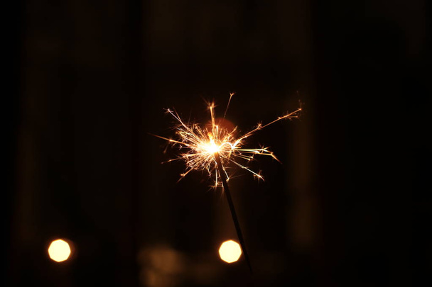 Burning and sparkling sparkler Nowy Rok świąteczny bokeh tło - Zdjęcie, obraz