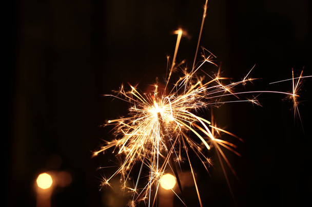 Burning and sparkling sparkler Nowy Rok świąteczny bokeh tło - Zdjęcie, obraz