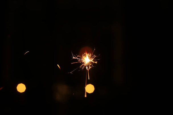 Égő és csillogó csillogó újévi ünnepi bokeh háttér - Fotó, kép