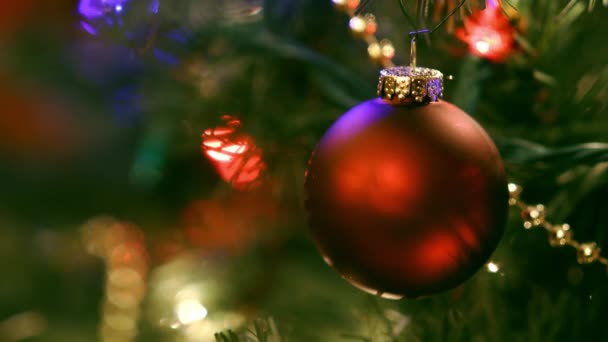Χριστουγεννιάτικα στολίδια δέντρο με πολύχρωμα φώτα - Πλάνα, βίντεο