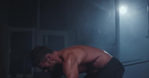 sehr harte Workout-Cross-Fitness-Übungen mit einem Gummiband und Liegestützen und Laufen er arbeitet toll für seine Muskeln - Filmmaterial, Video