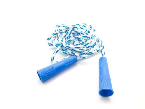 Стрибнути мотузку ізольовано на білому тлі. Блакитна стрибкова мотузка для спорту
. - Фото, зображення