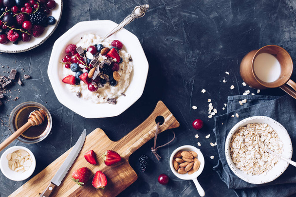 Здоровый завтрак овсяная каша с ягодами
 - Фото, изображение