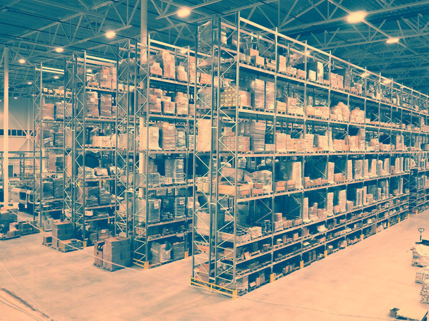 Cajas de mercancías en stock, están en los estantes. Concepto de entrega de mercancías, mundo del consumo, logística y industria de almacenaje
 - Foto, imagen