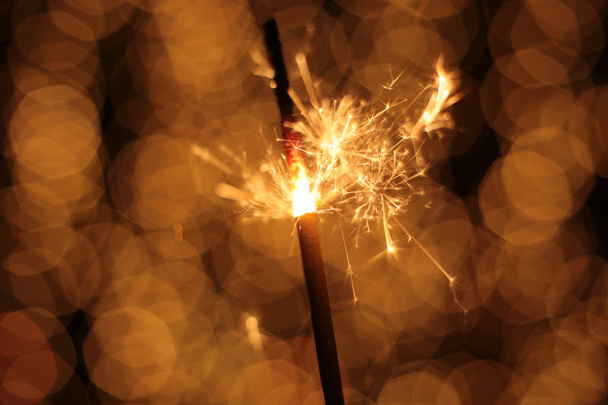 Fogo de bengala e faíscas macro foto festiva bokeh fundo Natal e Ano Novo - Foto, Imagem