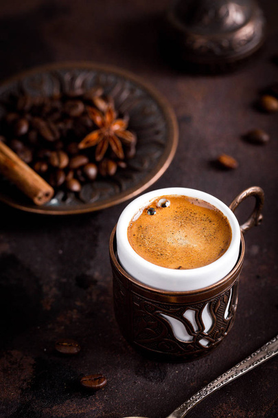 Xícara de café e grãos na velha mesa da cozinha. café turco e tu
 - Foto, Imagem