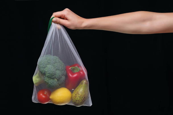 Sac à provisions réutilisable blanc main plein de légumes frais
 - Photo, image