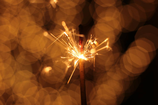 Бенгальський вогонь і ігристі макрофотографія святкові боке Різдво і Новий рік - Фото, зображення