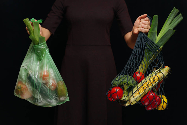Zero conceito de desperdício. Escolha para usar sacos de plástico ou sacos multi-uso
 - Foto, Imagem