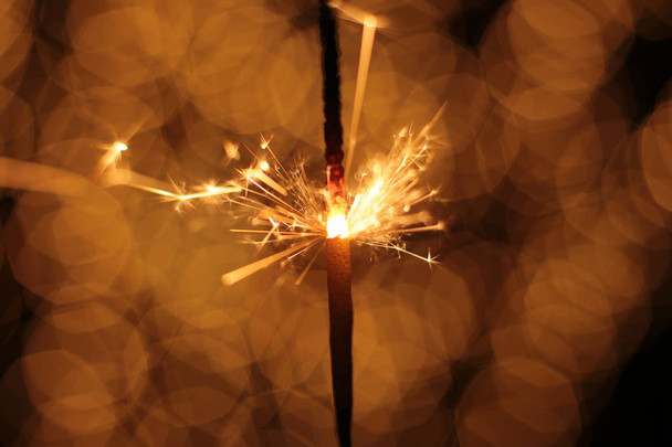 Bengala fuego y chispas macro foto festivo bokeh fondo Navidad y Año Nuevo - Foto, imagen