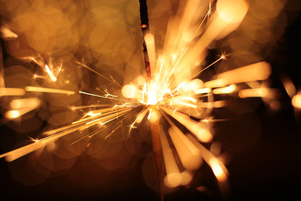 ベンガルの火と火花マクロ写真お祝いボケ背景クリスマスと新年 - 写真・画像