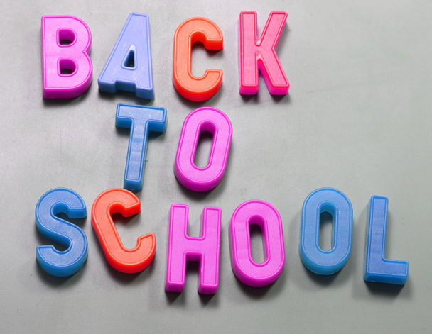 Намагниченные буквы с текстом Назад в школу на доске
 - Фото, изображение