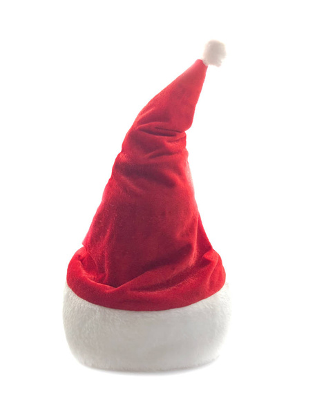 Czerwony kapelusz Świętego Mikołaja izolowany na białym tle. Zły kapelusz na nowy rok. Świąteczny puszysty kapelusz na zimę. - Zdjęcie, obraz
