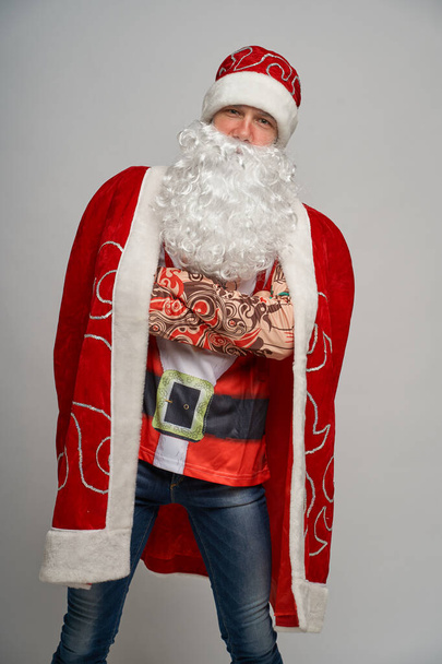 erstaunlicher Mann mit Weihnachtsmann-Hut tanzte verrückte Tänze. - Foto, Bild