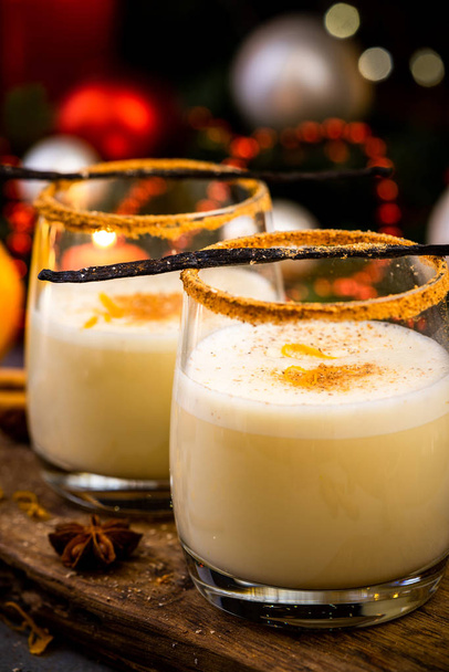Traditional Eggnog with Cinamon. Festive Christmas Food and Drin - Foto, imagen