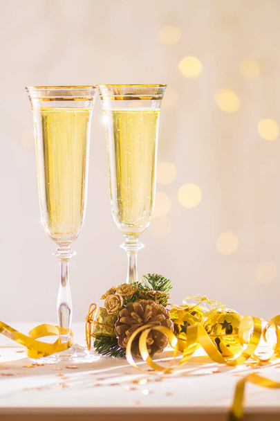 Champagne prêt à apporter le Nouvel An, carte de Noël, fond de Noël
 - Photo, image