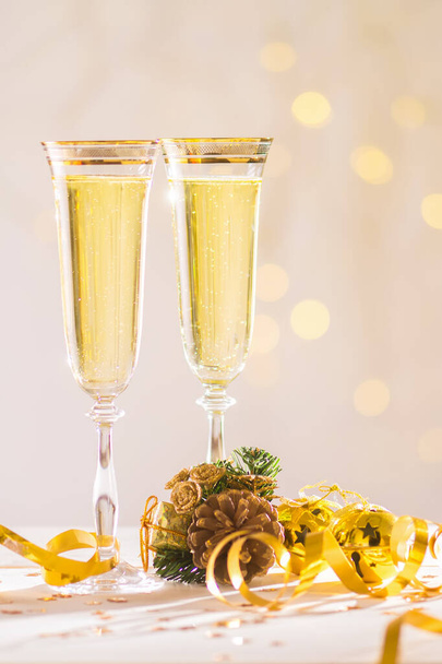 Champanhe pronto para trazer o Ano Novo, cartão de Natal, fundo de Natal
 - Foto, Imagem