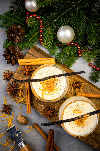 Eggnog Σερβίρεται σε εορταστικό διακοσμημένο χριστουγεννιάτικο τραπέζι - Φωτογραφία, εικόνα