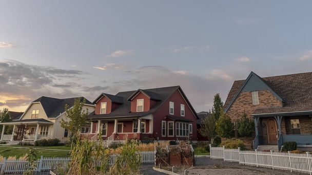 Ramka panoramiczna Trzy domy na nowoczesnym osiedlu - Zdjęcie, obraz