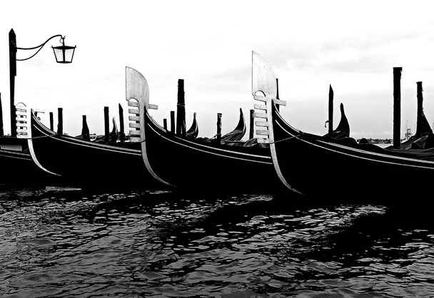 Trois bateaux amarrés gondoles à Venise
 - Photo, image