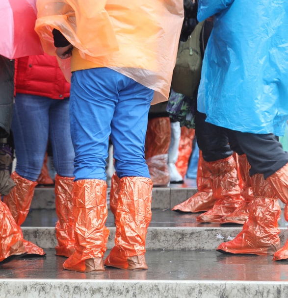 люди в дождевых пальто и специальных пластиковых леггинсах duiring floo
 - Фото, изображение