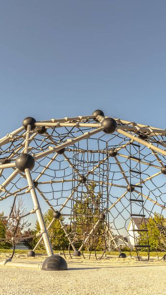 Cúpula de escalada vertical con redes en un parque infantil
 - Foto, Imagen