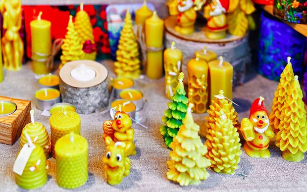 Festlich geschmückte Kerzen auf dem Rigaer Weihnachtsmarkt neu - Foto, Bild