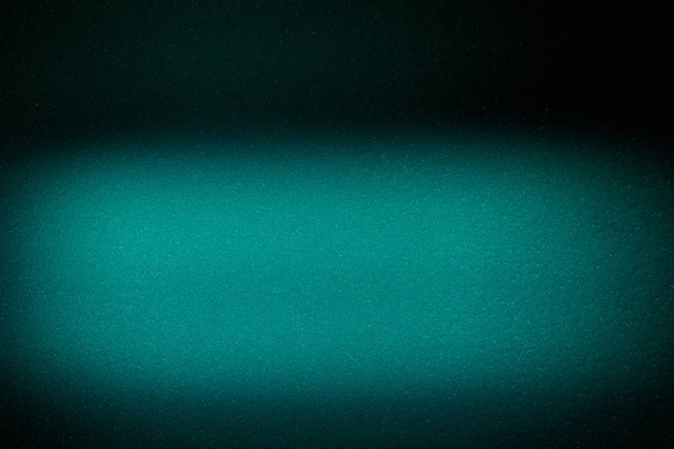 Op een donkere achtergrond van donker turquoise wazig textuur wolk licht - Foto, afbeelding