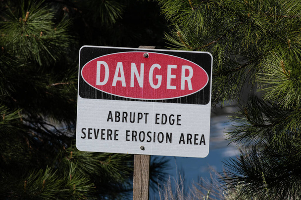 Gefahrzeichen warnt vor Erosion und abrupter Kante - Foto, Bild