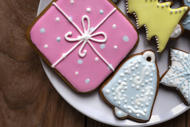 Σπιτικά τζίντζερ καλυμμένα με κερασάκι στο ξύλινο φόντο, υπέροχα μπισκότα με χριστουγεννιάτικα σχήματα - Φωτογραφία, εικόνα