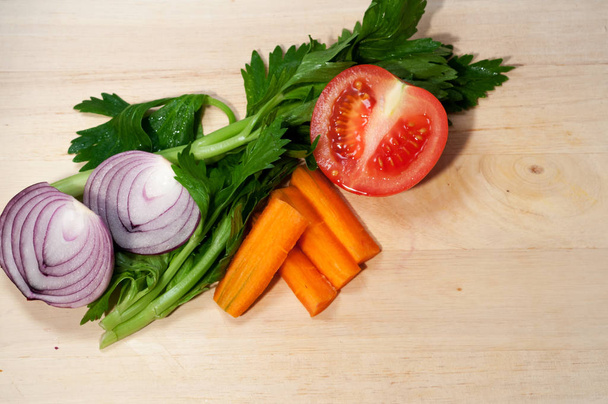 Selderij, wortel, ui en tomaat. Plantaardige soep ingrediënten - Foto, afbeelding